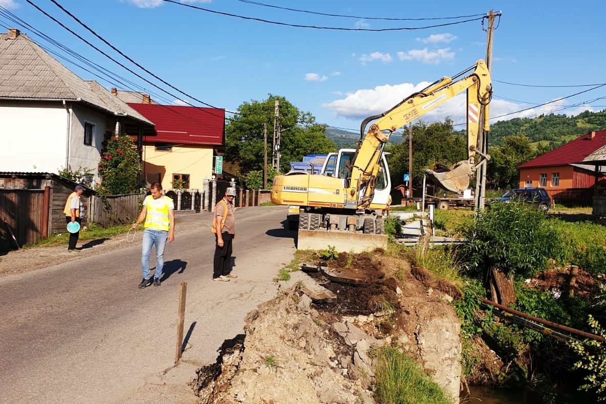 Lucrări de refacere, după distrugerea unui podeț