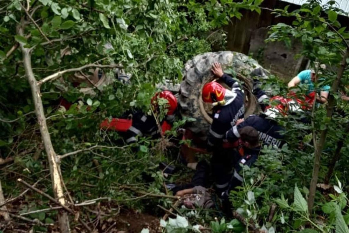 S-a răsturnat cu tractorul și a murit