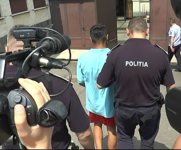 Tânărul care a violat şi ucis fetiţa, nu a răspuns întrebărilor presei