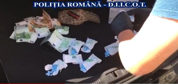 Prins în flagrant în timp ce vindea droguri