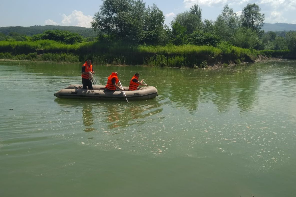 Copilul scos din apă a decedat