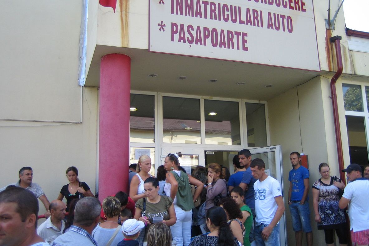 Program de lucru cu publicul prelungit la Serviciul Public Comunitar pentru Eliberarea și Evidența Pașapoartelor Simple Maramureș