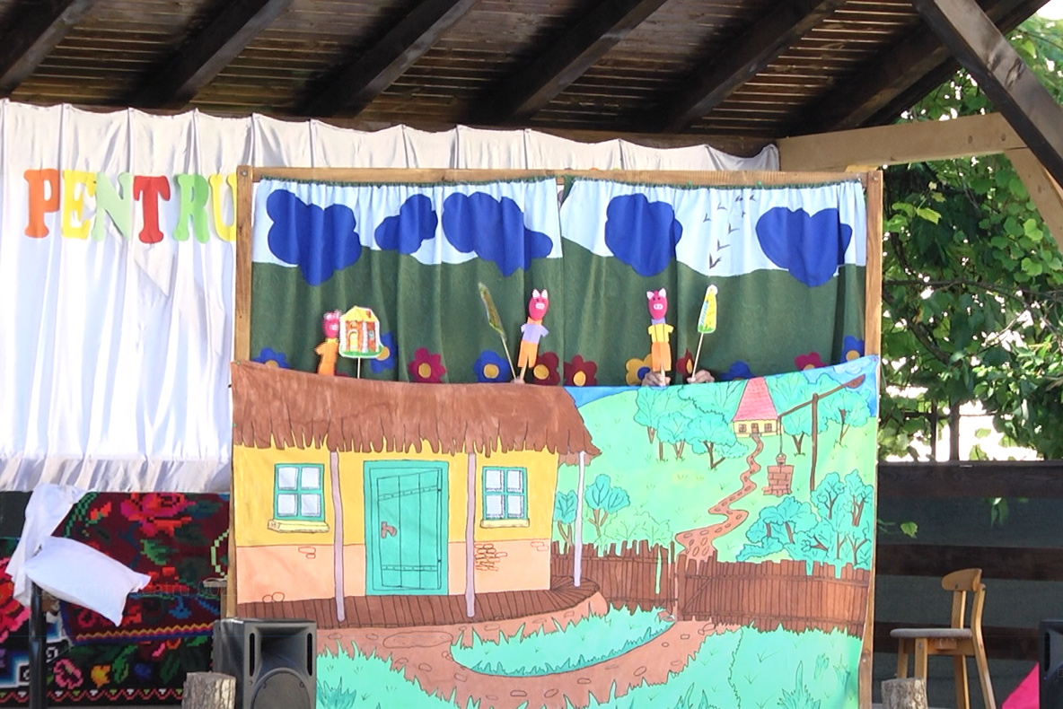 Teatru în aer liber pentru copiii de la o grădiniță din Sighetu Marmației