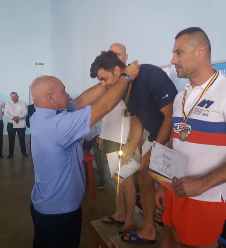 Jandarm premiat la concursul de înot