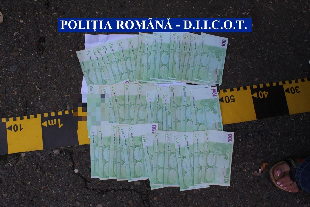 La un pas de o tragedie. Un șofer a forțat culoarea roșie a semaforului și a provocat un accident rutier