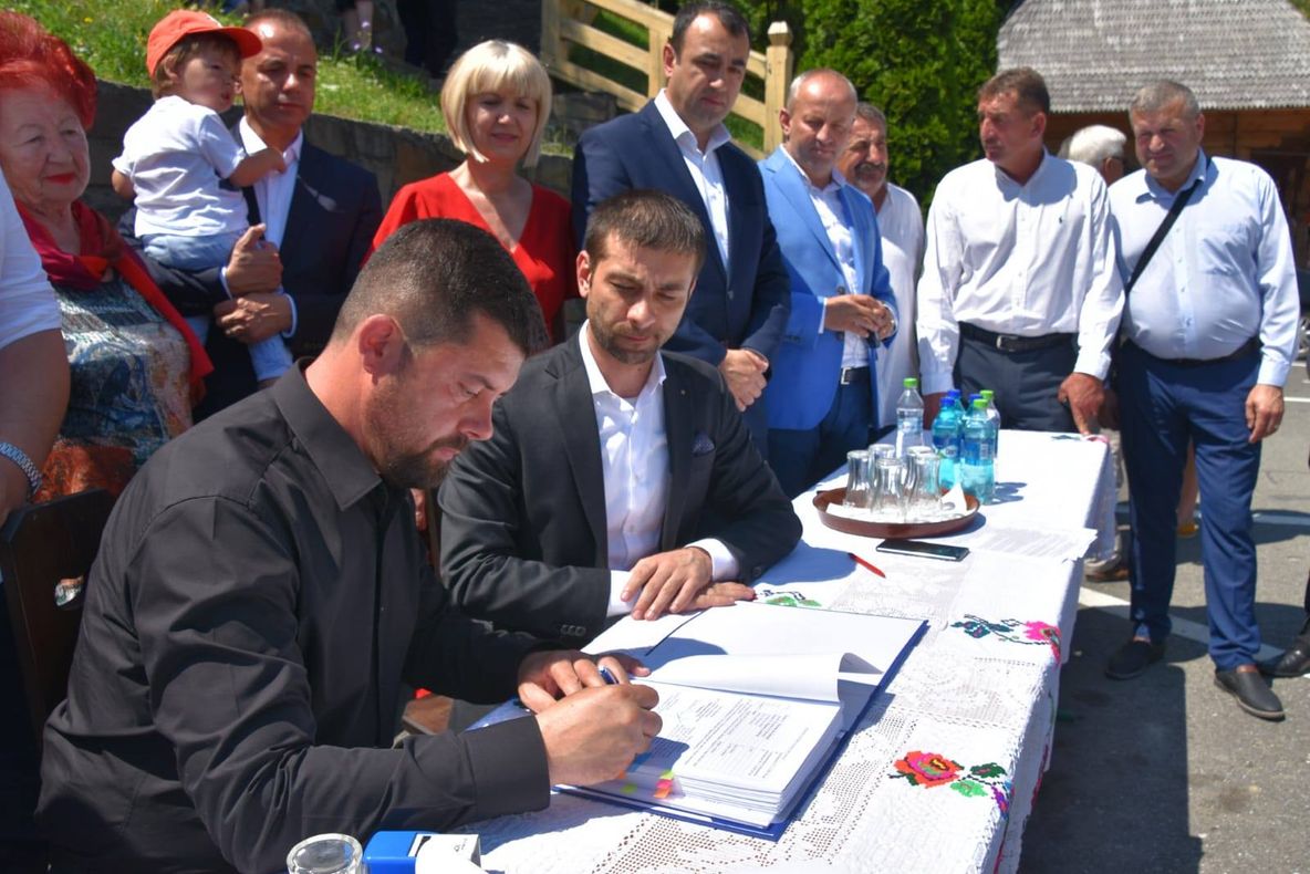 INVESTIȚII IMPORTANTE ÎN MARAMUREȘ: S-a semnat contractul de proiectare și execuție lucrări pentru reabilitarea DJ 186 pe Valea Izei