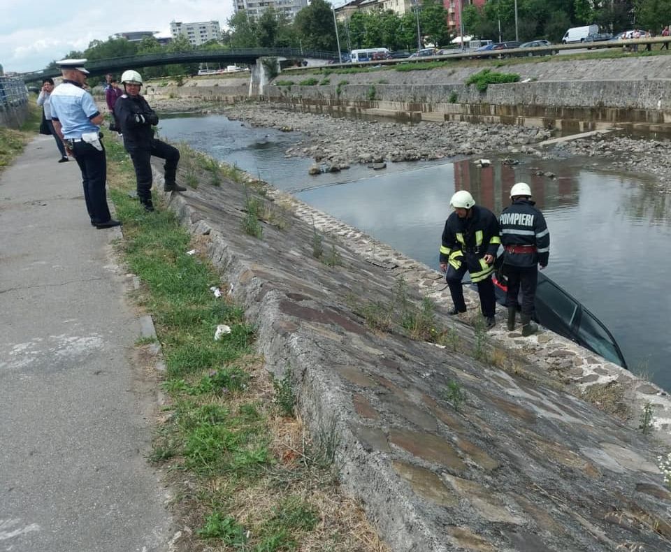 A ajuns cu mașina în râul Săsăr