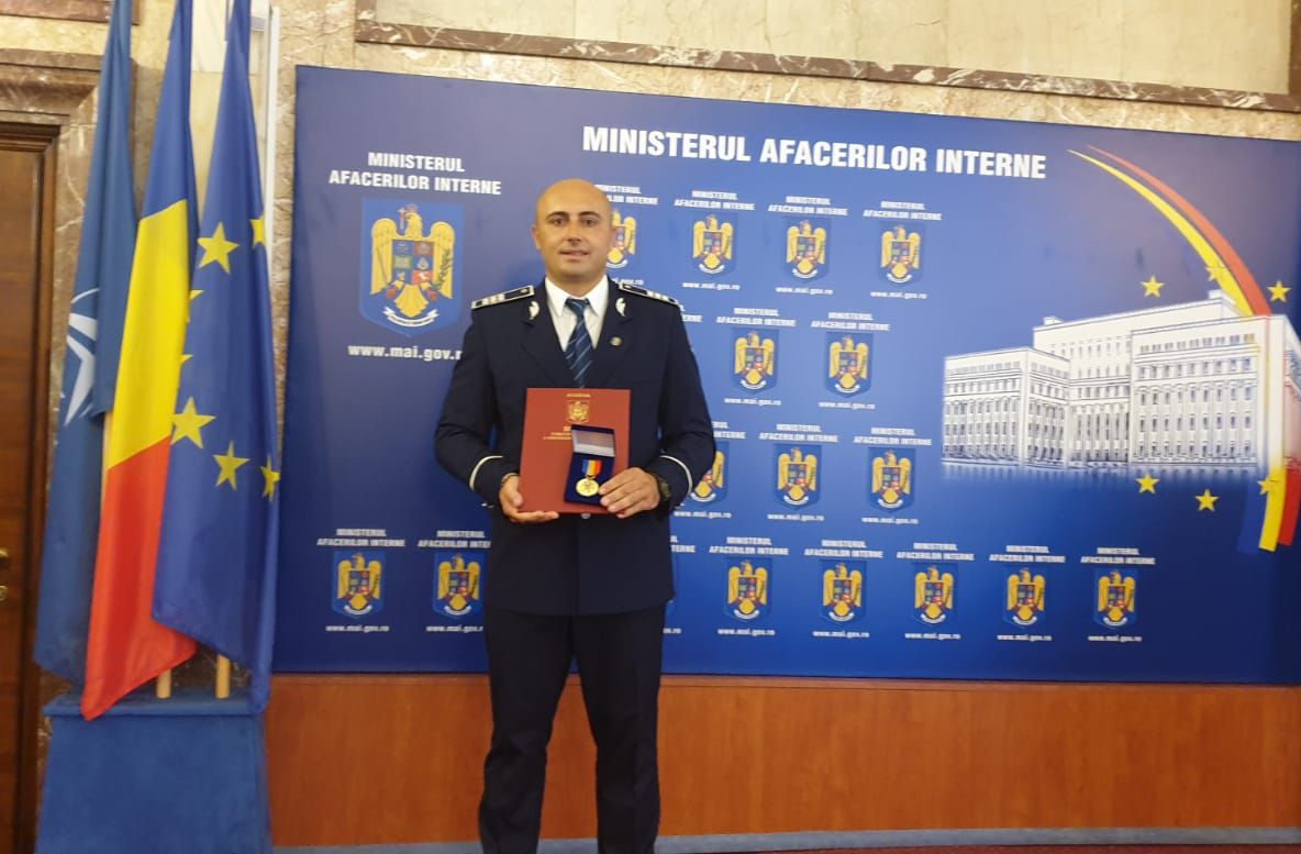 Emblema de Onoare a  M.A.I. acordată unui poliţist maramureşean