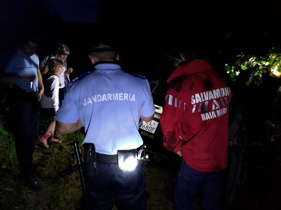 Turiști polonezi rătăciți pe un drum forestier din Maramureș