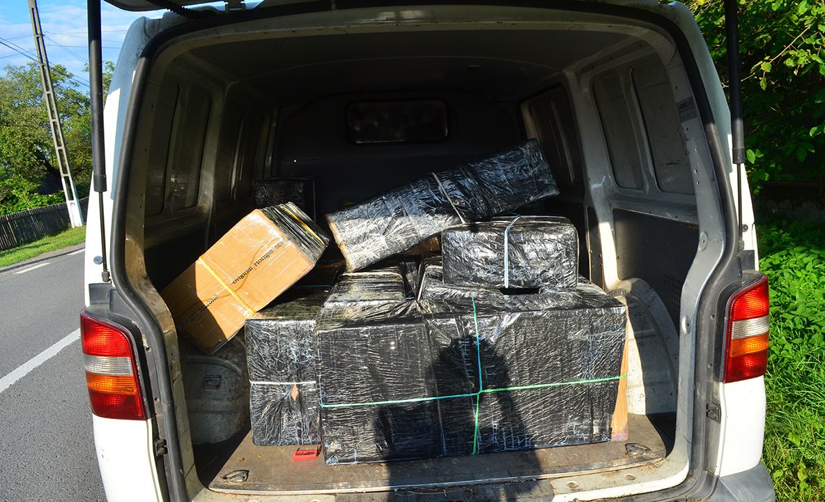 ( FOTO) Doi ucraineni depistaţi cu peste 12.000 de pachete cu ţigări de contrabandă