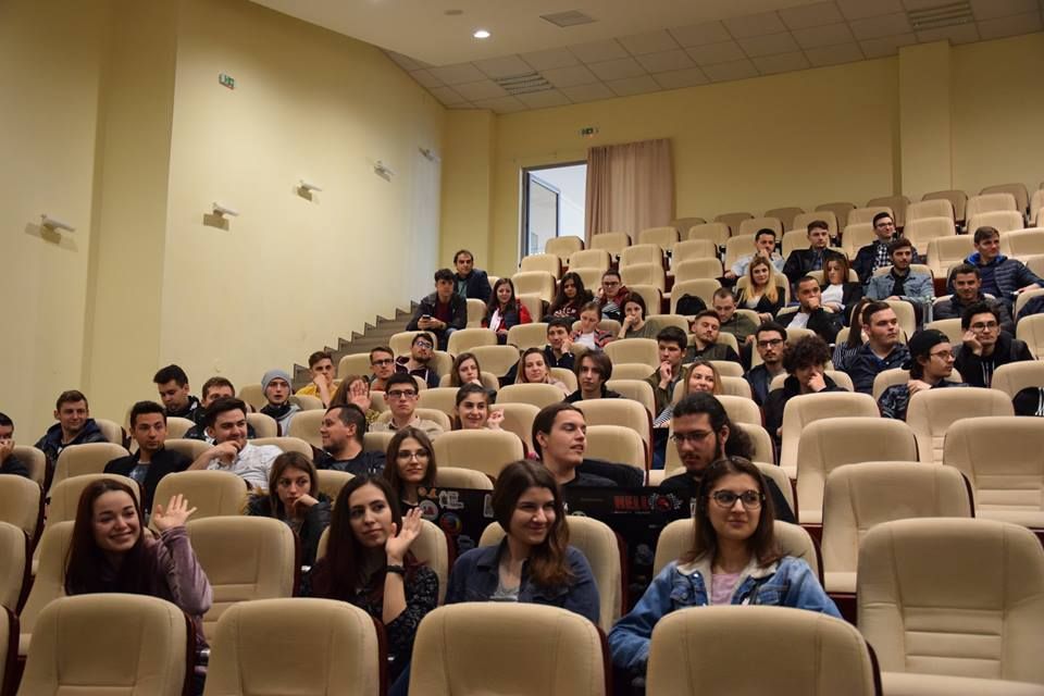 Absolvenţii de liceu sunt aşteptaţi să se înscrie la facultate