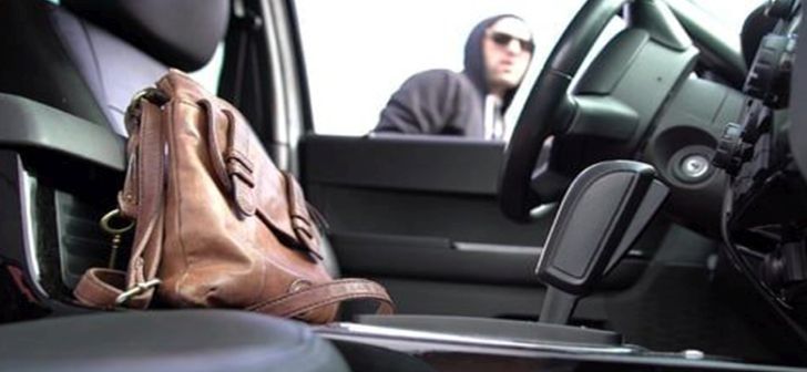 I-a furat din mașină poșeta în timp ce îşi încărca, în parcarea unui supermarket, cumpărăturile