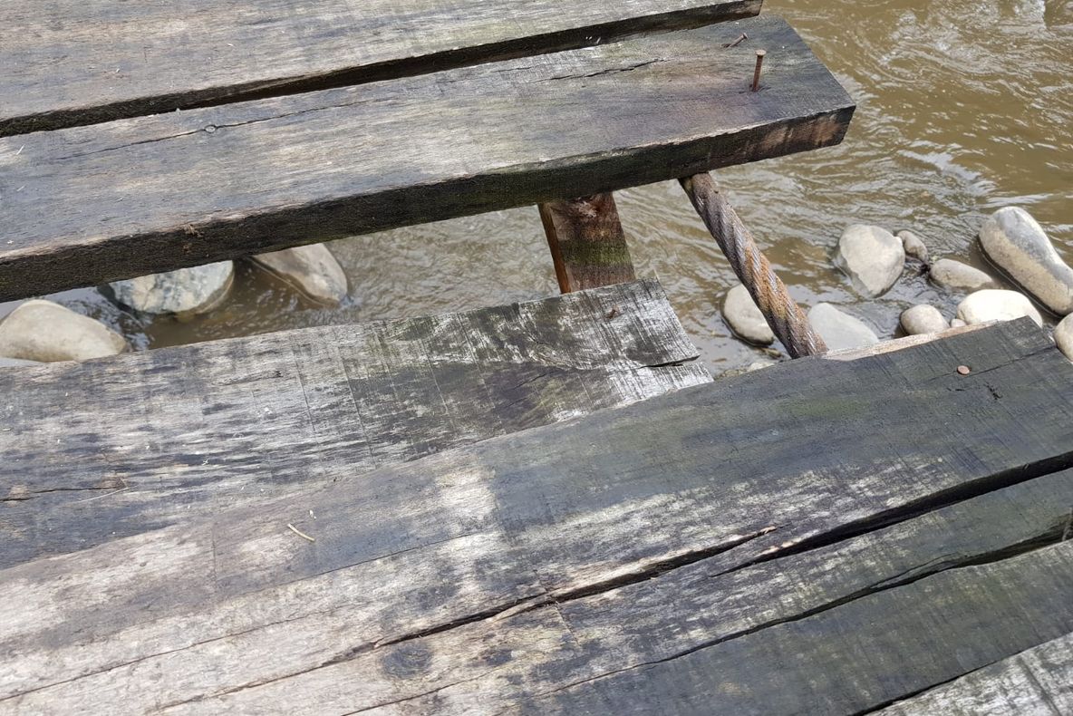 O punte pe care trec zilnic zeci de persoane a ajuns într-o stare avansată de degradare