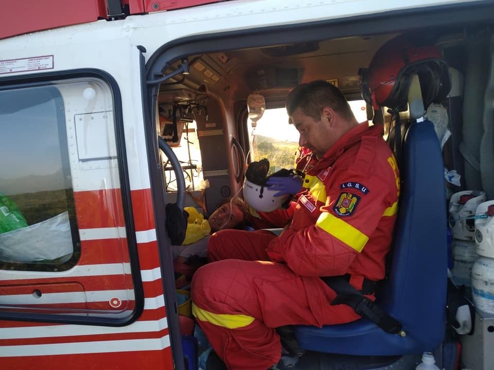 Tânărul înțepat de insecte a fost preluat de un elicopter SMURD