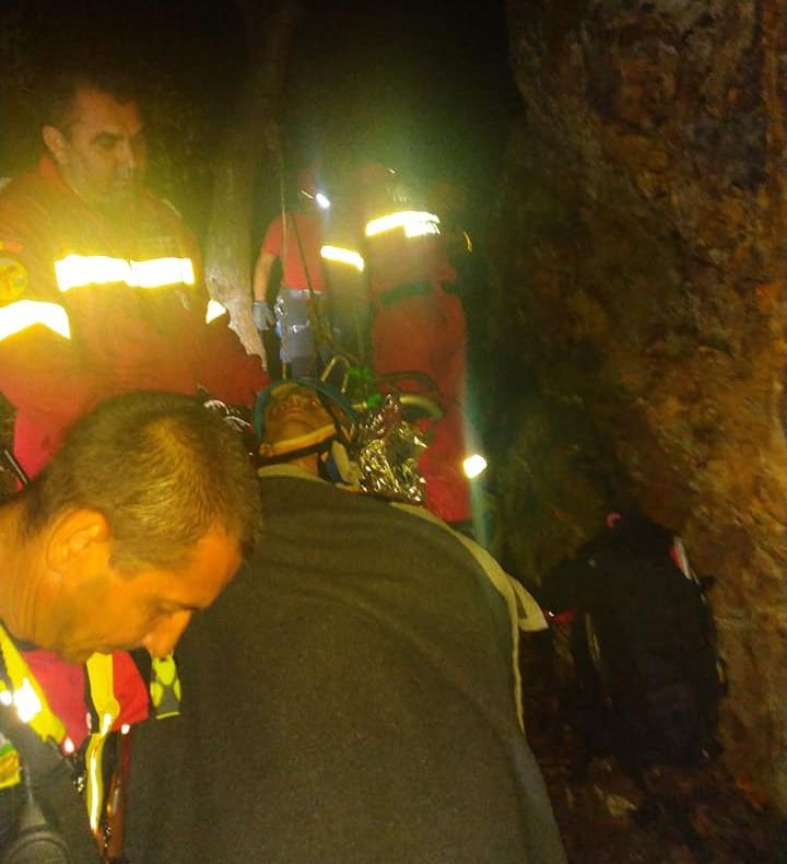 Acțiune derulată cu succes! Tânăr salvat dintr-o râpă de lângă Lacul Albastru