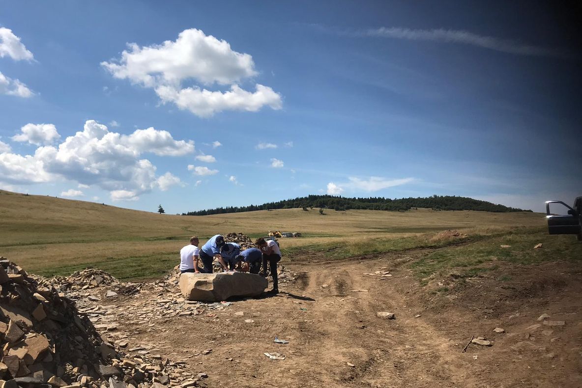 Exploatau piatră de andezit fără autorizație! Prinși de polițiști