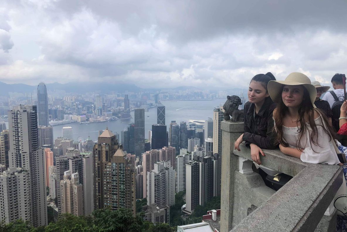 Voluntare YMCA în vizită la centre sociale din Hong Kong