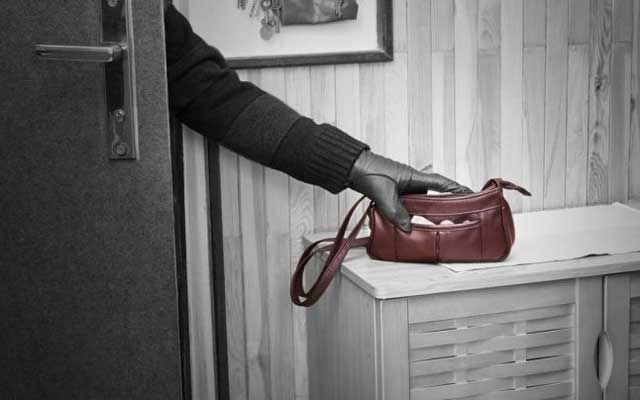 A scăpat de proprietara care l-a surprins în timp ce încerca sustragă bunuri, dar nu şi de poliţişti