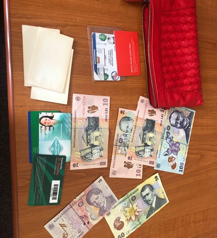 A sustras telefoane mobile, bani şi alte bunuri dintr-o locuinţă