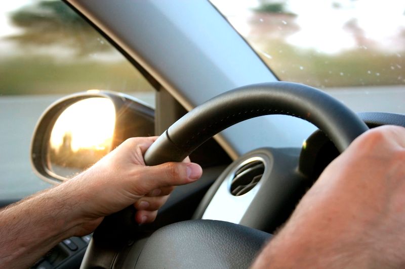 Inconștiență la volan. S-a urcat băut la volan cu un copil de 4 ani în mașină