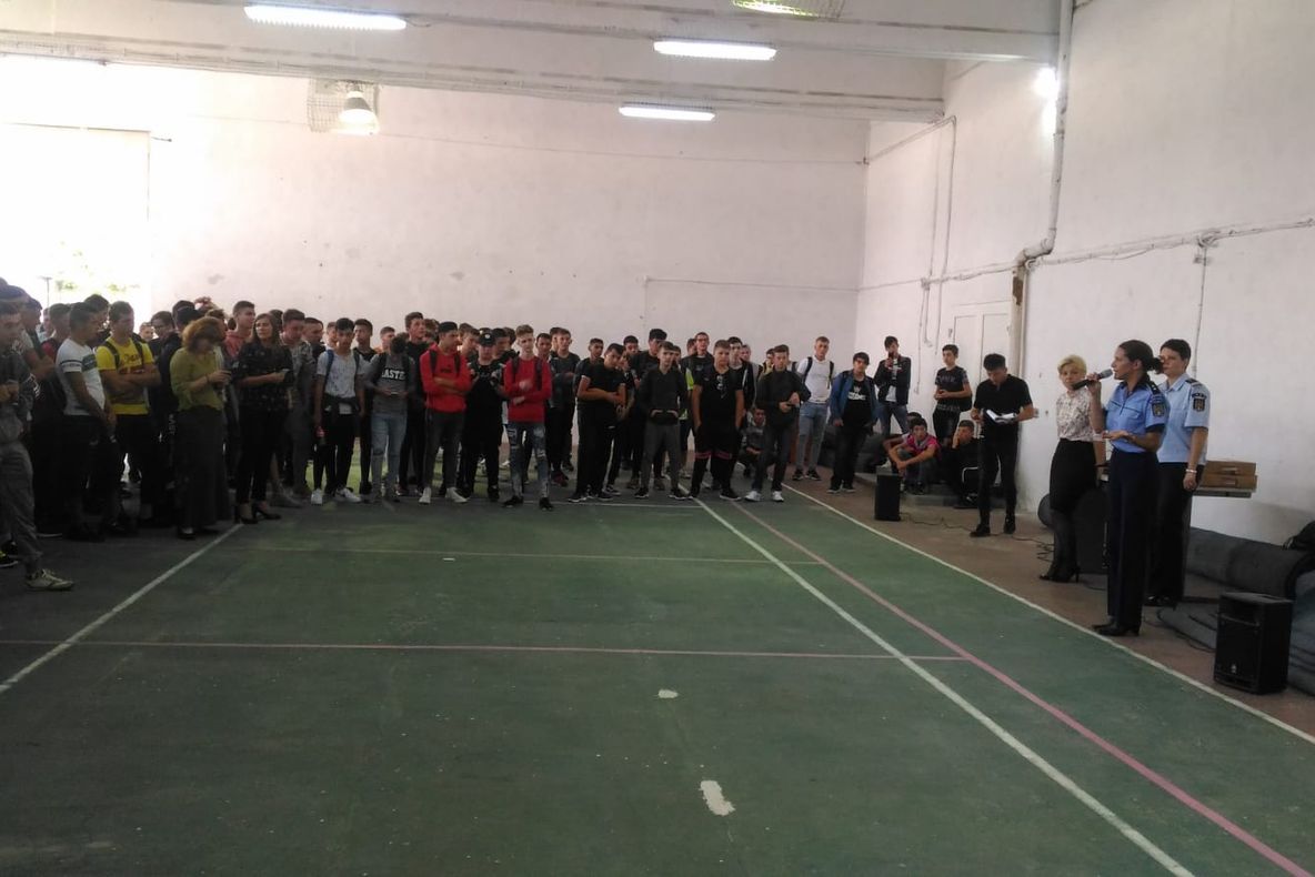 Elevii la mâna polițiștilor! 10 pentru siguranță – Fă-ți prieteni în lumea reală!