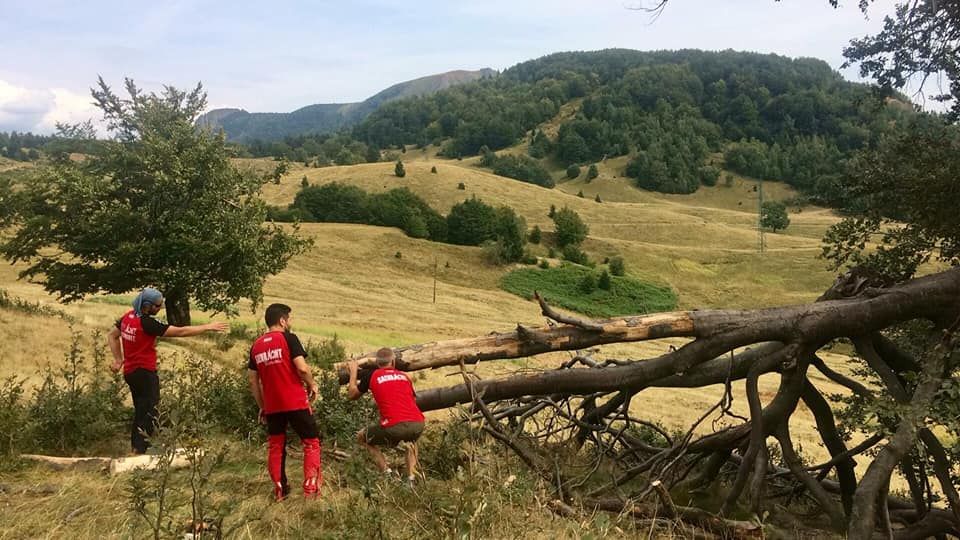 Se curăță traseele turistice din Maramureș