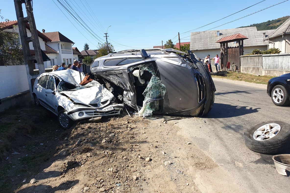 ( FOTO ) Accident grav în Rozavlea. 3 mașini au fost distruse în proporție de 90%