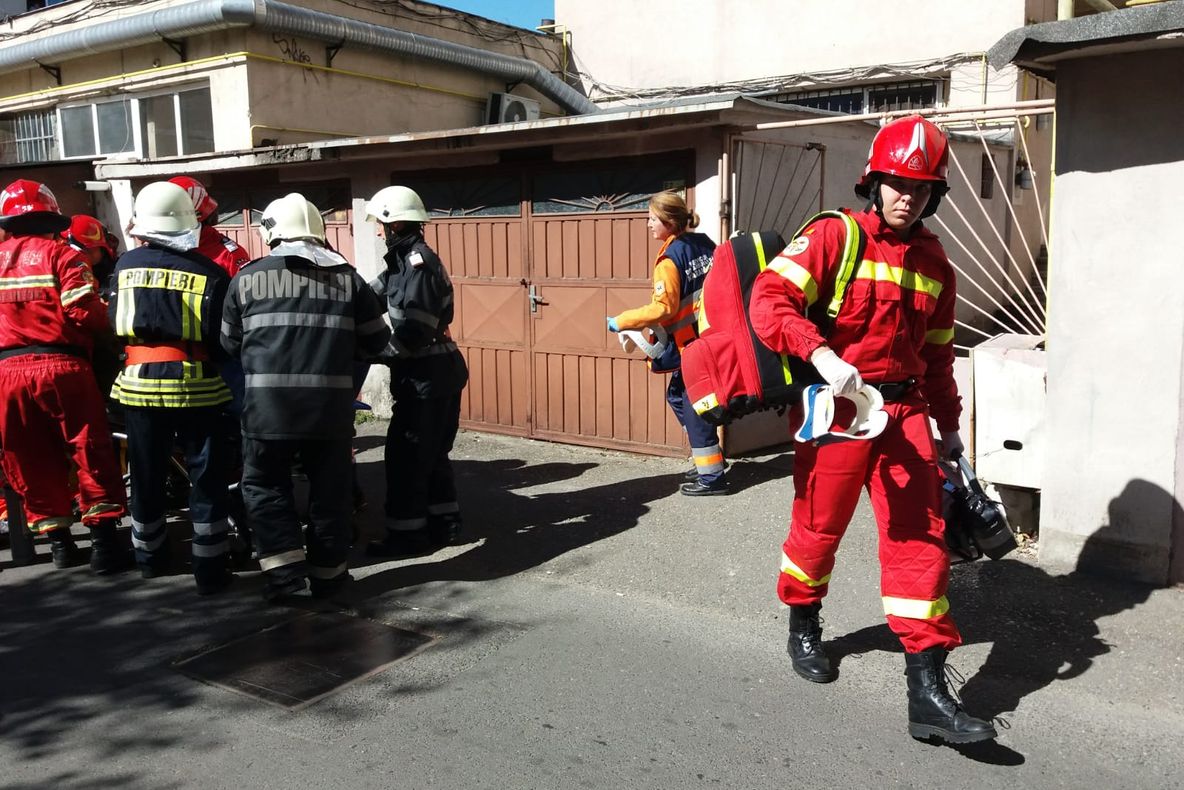 S-au aruncat în gol de la etajul 5