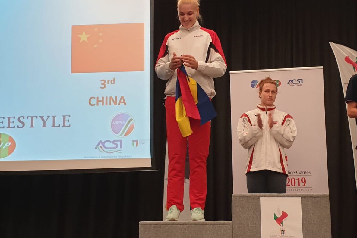 Subinspector de poliţie Cozma Ionela, vicecampioana mondială la înot