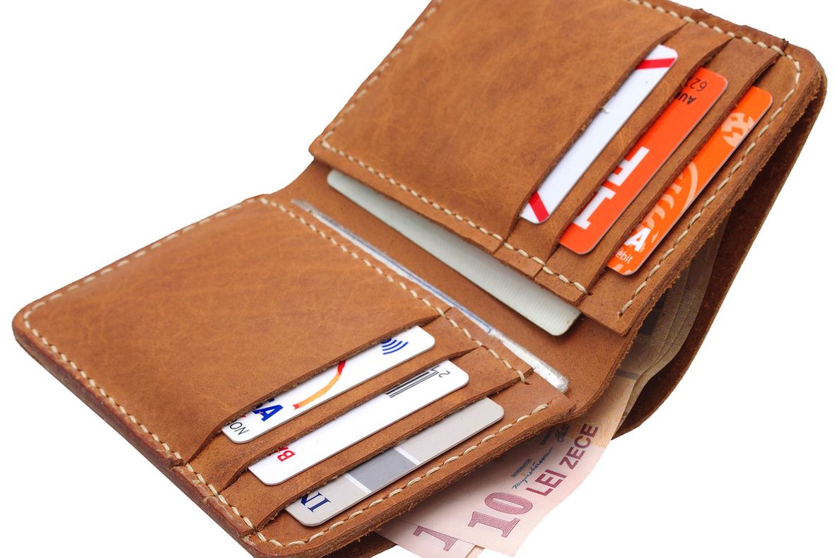 A găsit un portofel dar a fost prins de poliţişti înainte să cheltuie banii