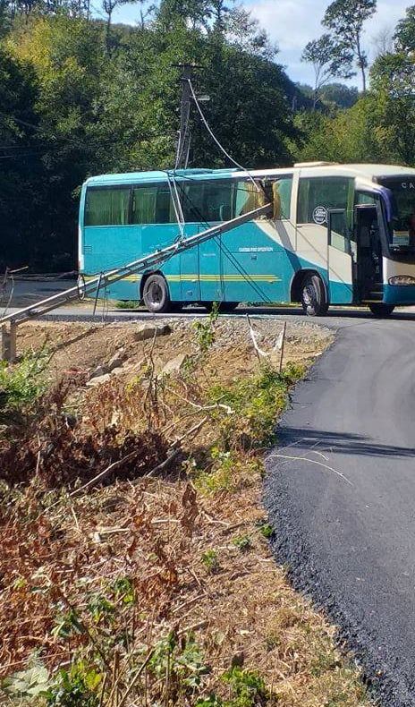 Stâlp de electricitate căzut peste un autocar cu elevi
