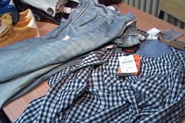 Nu au reuşit să ajungă cu bunurile furate decât până la ieşirea din magazin