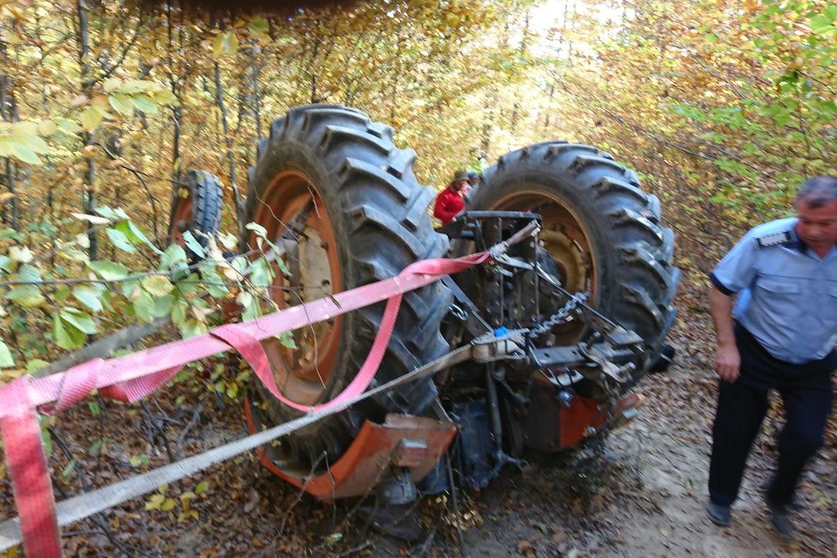 A murit după ce tractorul căzuse peste el