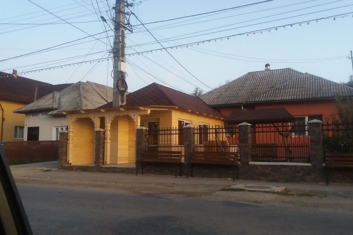 ( FOTO ) Clădire construită în jurul unui stâlp într-o localitate din Maramureș