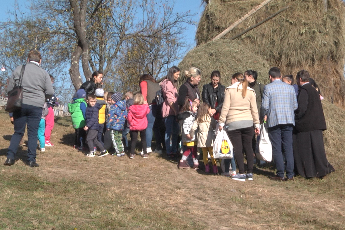 O grădiniță din Sighetu Marmației vine în sprijinul tinerei mame și a celor 8 copiii din Bârsana care au rămas orfani după ce tatăl lor și-a pus capăt zilelor