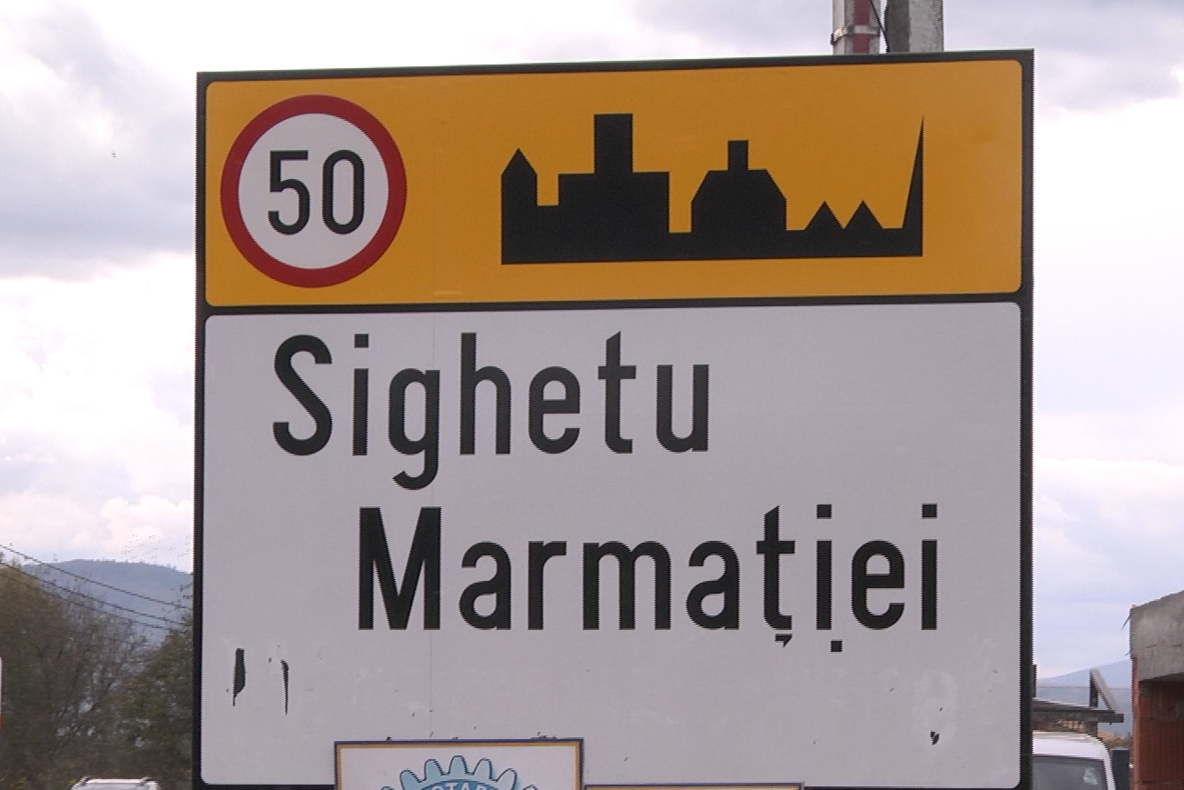 Indicatoarele în limba maghiară de la intrarea în Sighetu Marmatiei au fost vandalizate