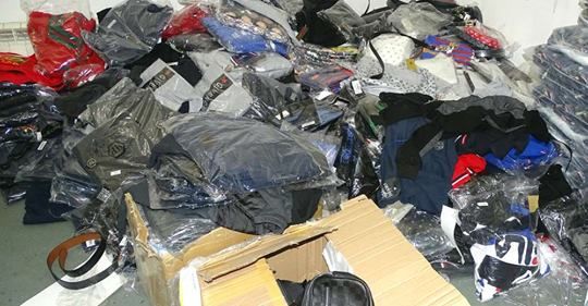 Încălţăminte şi îmbrăcăminte de peste 10 000 lei confiscate