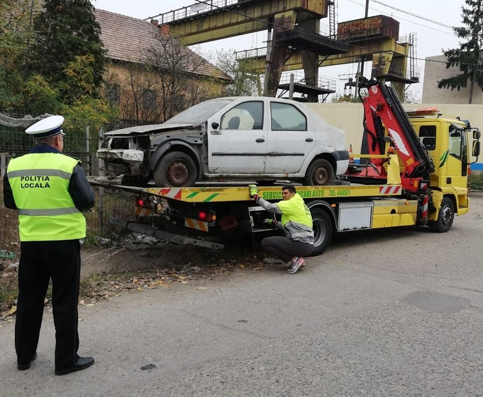 BAIA MARE: 40 de mașini abandonate au fost ridicate până acum de către Poliția Locală de pe domeniul public și alte aproximativ 40 de proprietarii acestora