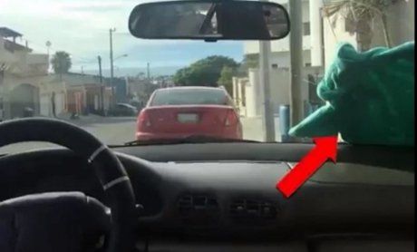 Ultima escrocherie în trafic. Să nu cobori din mașină dacă vezi asta!