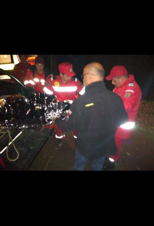 Bărbat de 20 ani salvat după ce a căzut dintr-un utilaj