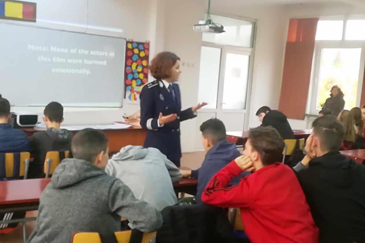 Poliţiştii, implicaţi în campania de prevenire și combatere a violenței în școală