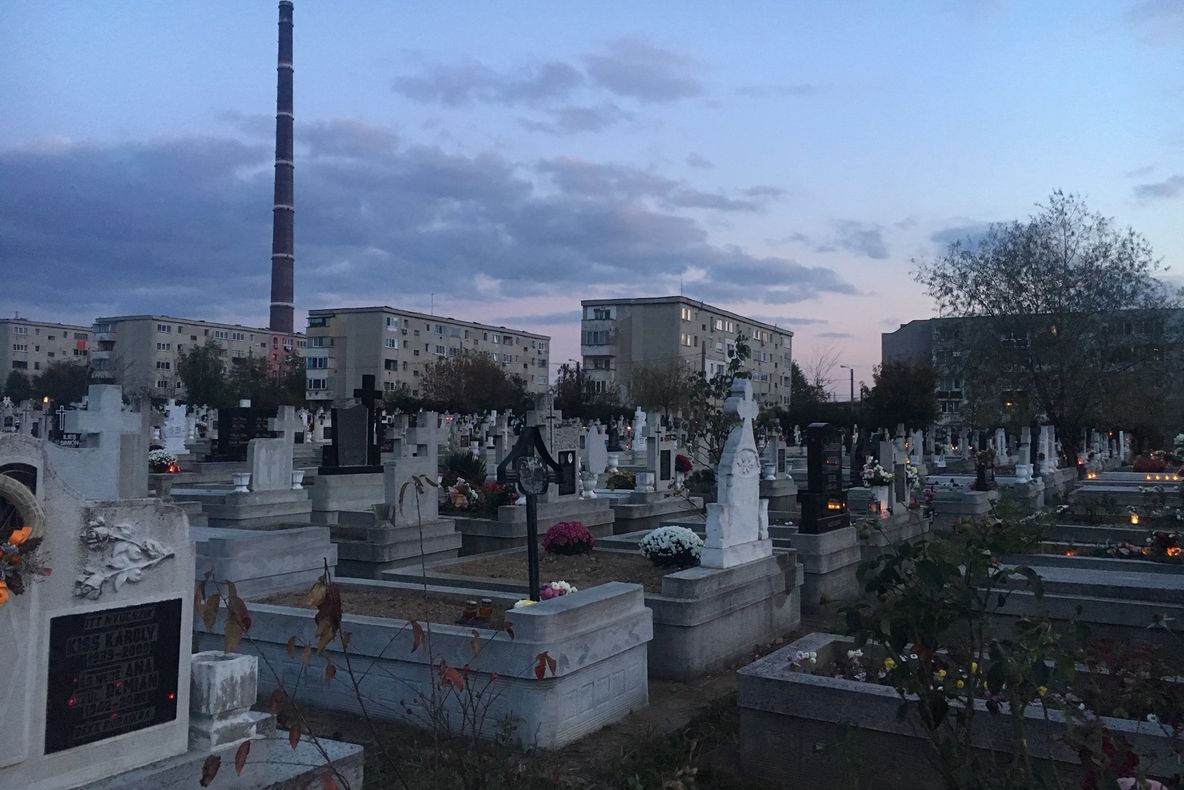 Luminaţia 2019, sub semnul cerşetorilor care iau cu asalt cimitirele