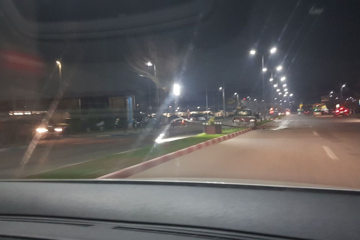 (FOTO) Un sighetean beat a doborât un stâlp de susţinere al iluminatului public  și a ”parcat” pe spațiul verde