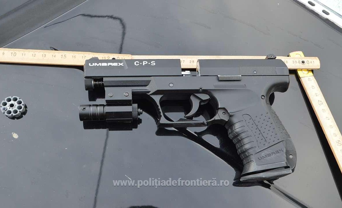 ( FOTO ) Pistol neletal deținut ilegal de un maramureșean de 18 ani, ridicat de polițiștii de frontieră