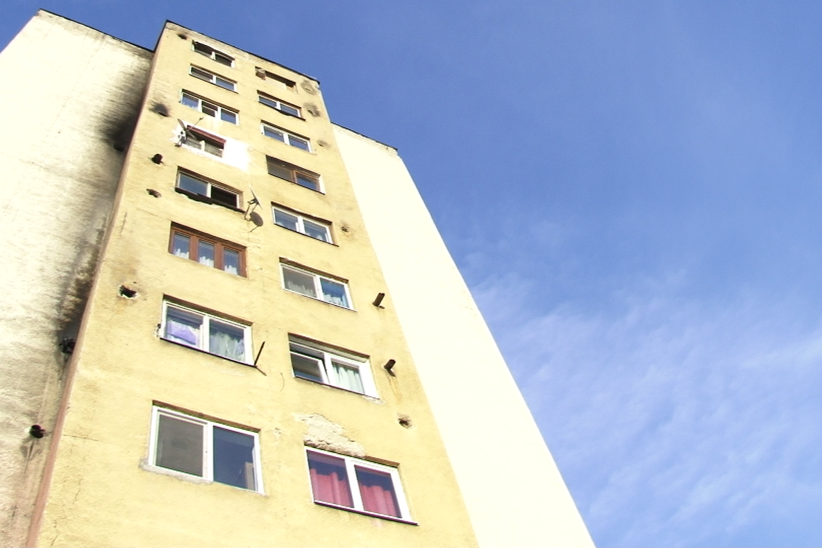 SINUCIDERE: Un bărbat de 39 de ani s-a aruncat de pe un bloc din Sighet