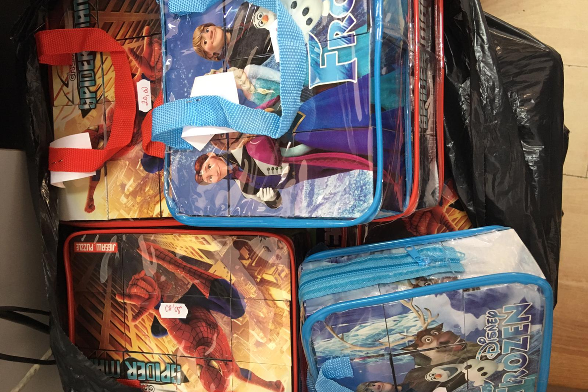 Peste 240 cutii cu jucării contrafăcute ridicate de poliţiştii maramureșeni