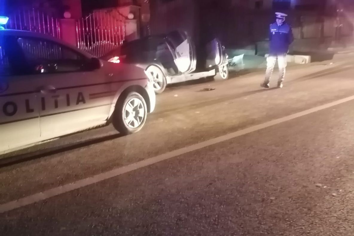 URMĂRIRI ÎN TRAFIC: A vrut să fugă de polițiști dar s-a înfipt într-un podeț