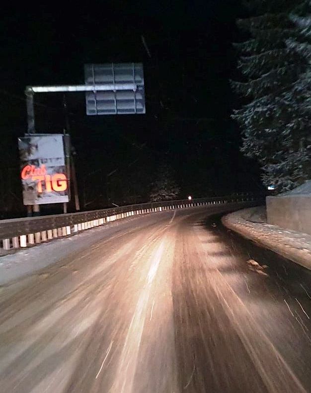 Circulație rutieră în condiții de iarnă pe drumurile din Maramureș