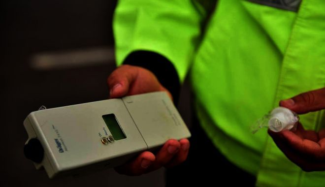 Şofer depistat de poliţişti cu o concentraţie de 0.84 mg/l alcool pur în aerul expirat