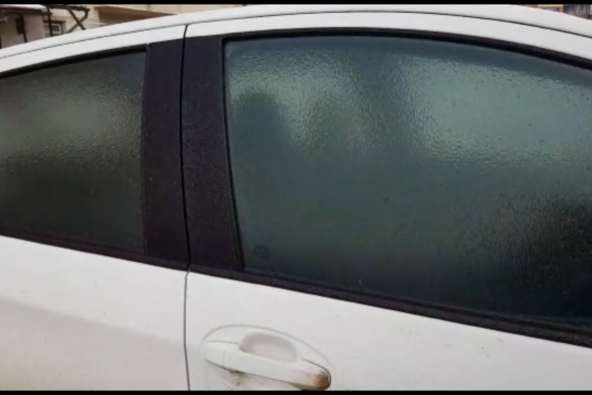 Ploaia înghețată din această dimineață le-a dat mari bătăi de cap șoferilor și pietonilor